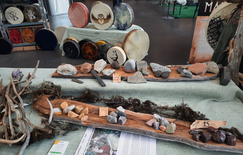 Kiviä ja rumpuja messupöydällä