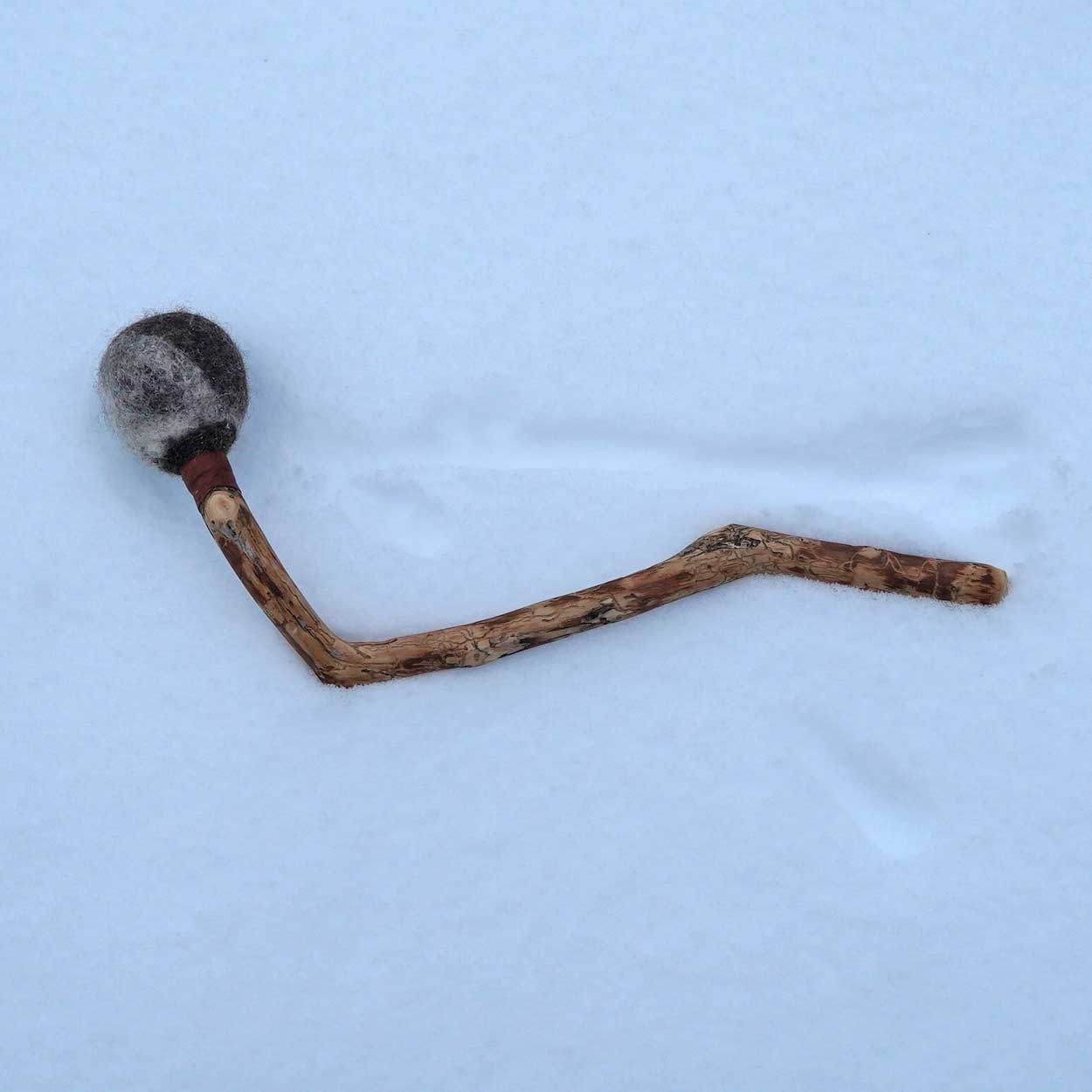 kapula-shamaanirummulle-soittokapula-malletti-rumpukapula-villa-2607 Rumpukapula - luonnonpuuta ja villaa 2607 - Image 1