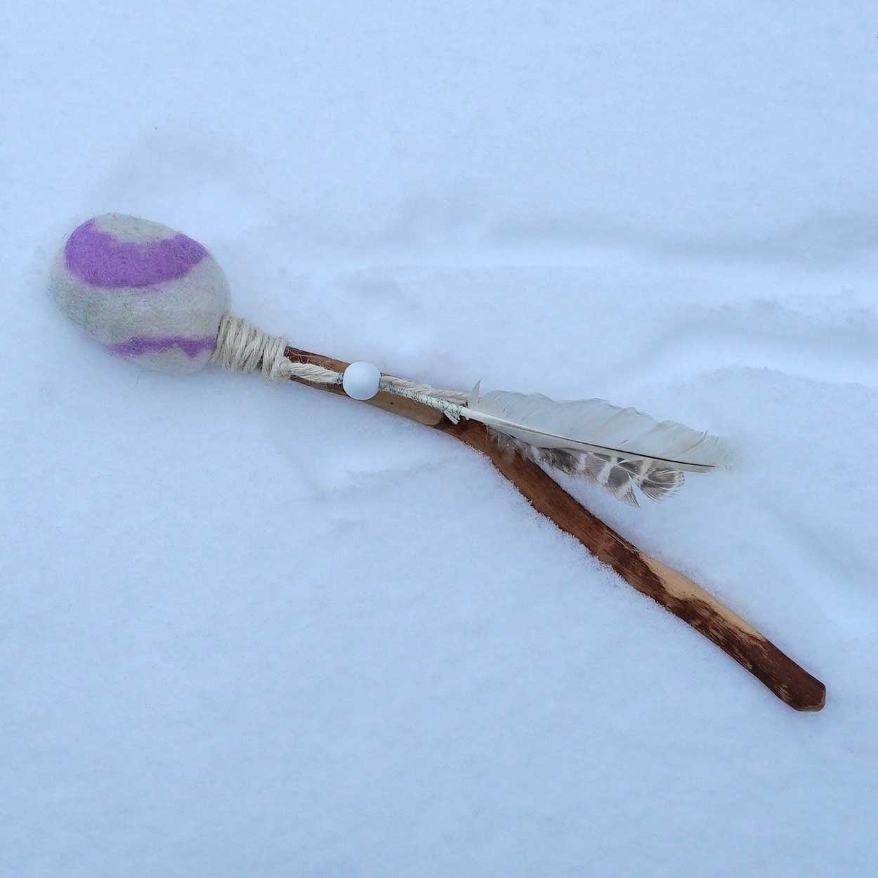 rumpuun-kapula-soittaa-shamaanirumpua-rumpukapula-2608-1 Rumpukapula - luonnonpuuta ja villaa 2608 - Image 1