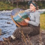 shamaanirumpu-vaattunki-soittaa-rumpua-Rovaniemi